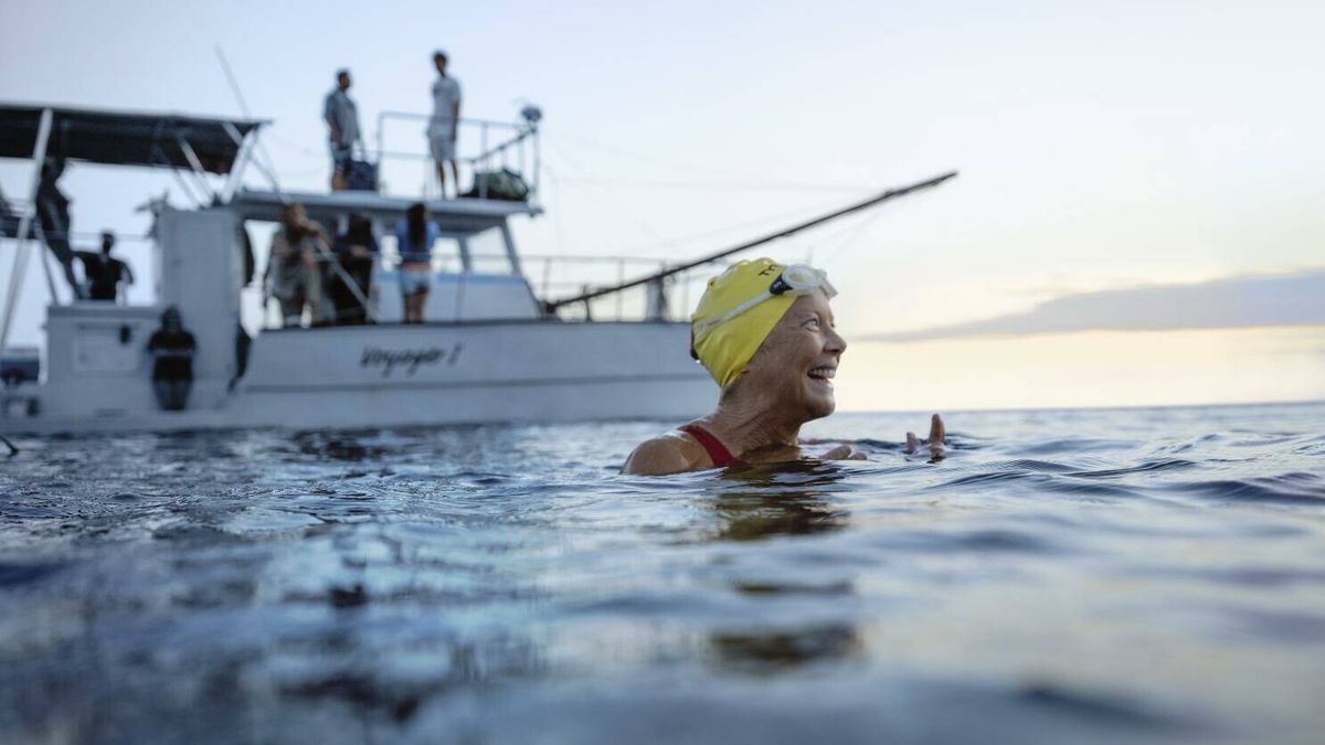 La película de Netflix que demuestra que no hay edad para batir récords: la historia real de la nadadora que desafió a los tiburones