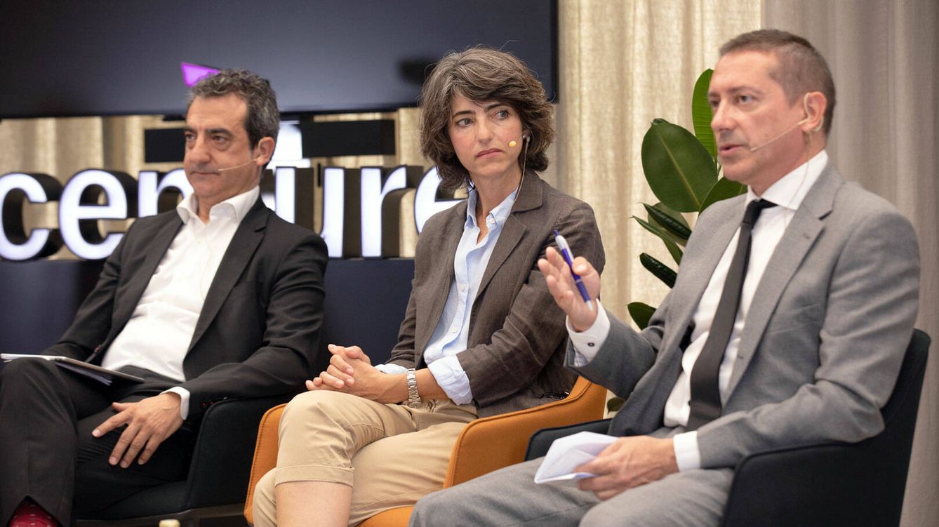 De izquierda a derecha: Julio Juan (Accenture), Teresa Parejo (Iberia) y Francisco Núñez (El Corte Inglés).