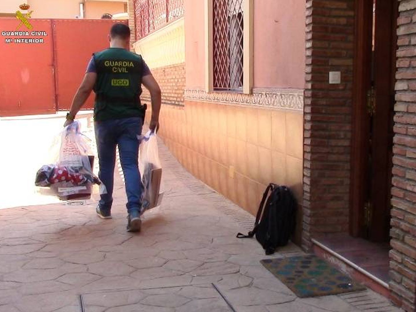 Uno de los agentes registra el domicilio de Benalmádena en el que fue detenida la investigada. (Guardia Civil)