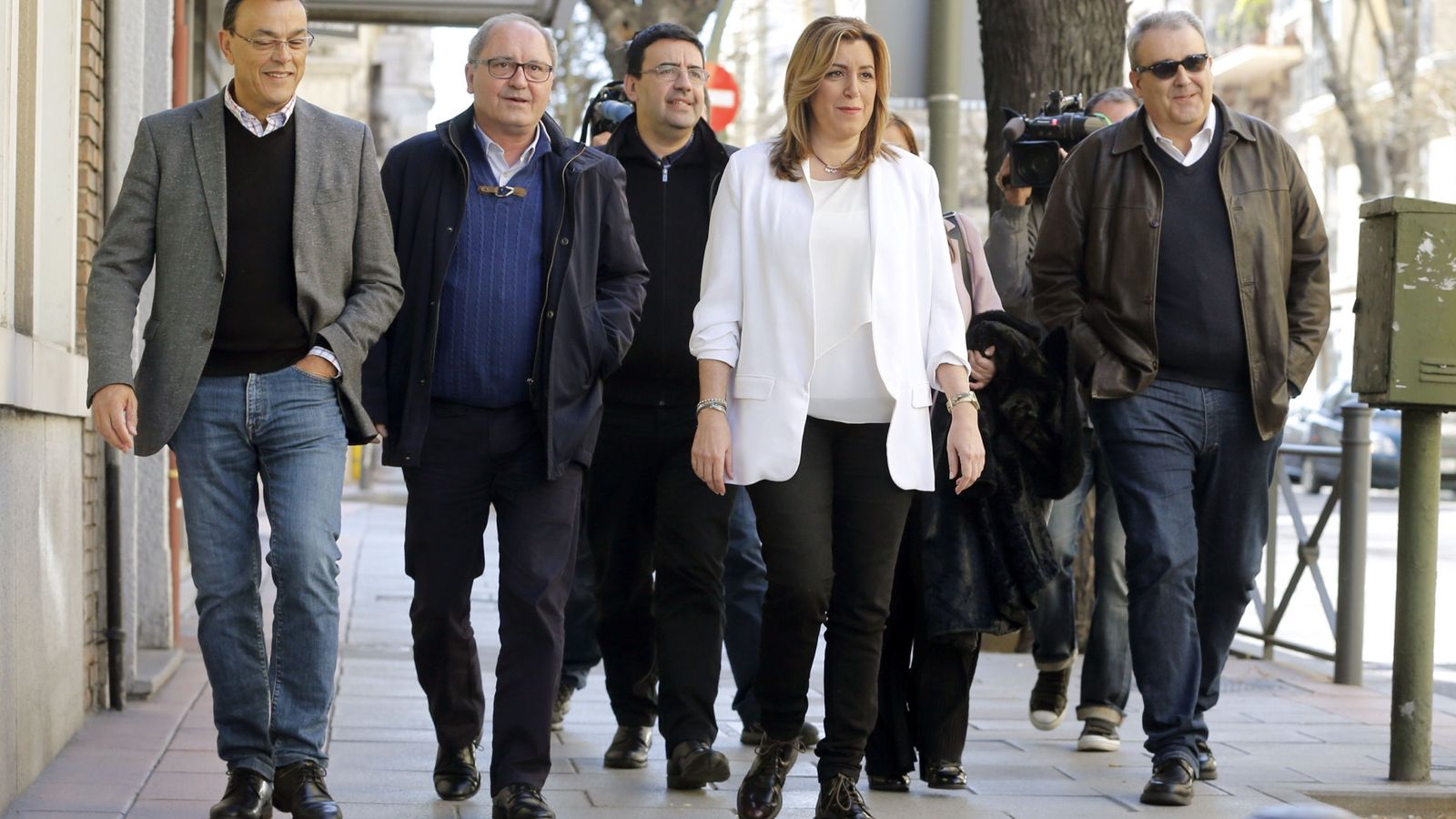 Foto: Susana Díaz, flanqueada por Juan Cornejo y Máximo Díaz-Cano y rodeada de dirigentes del PSOE-A, a su llegada al comité federal del 2 de abril. (EFE)