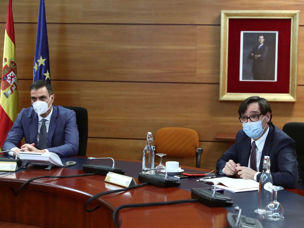 Foto: El presidente del Gobierno, Pedro Sánchez (i), y el ministro de Sanidad, Salvador Illa (d). (EFE) 
