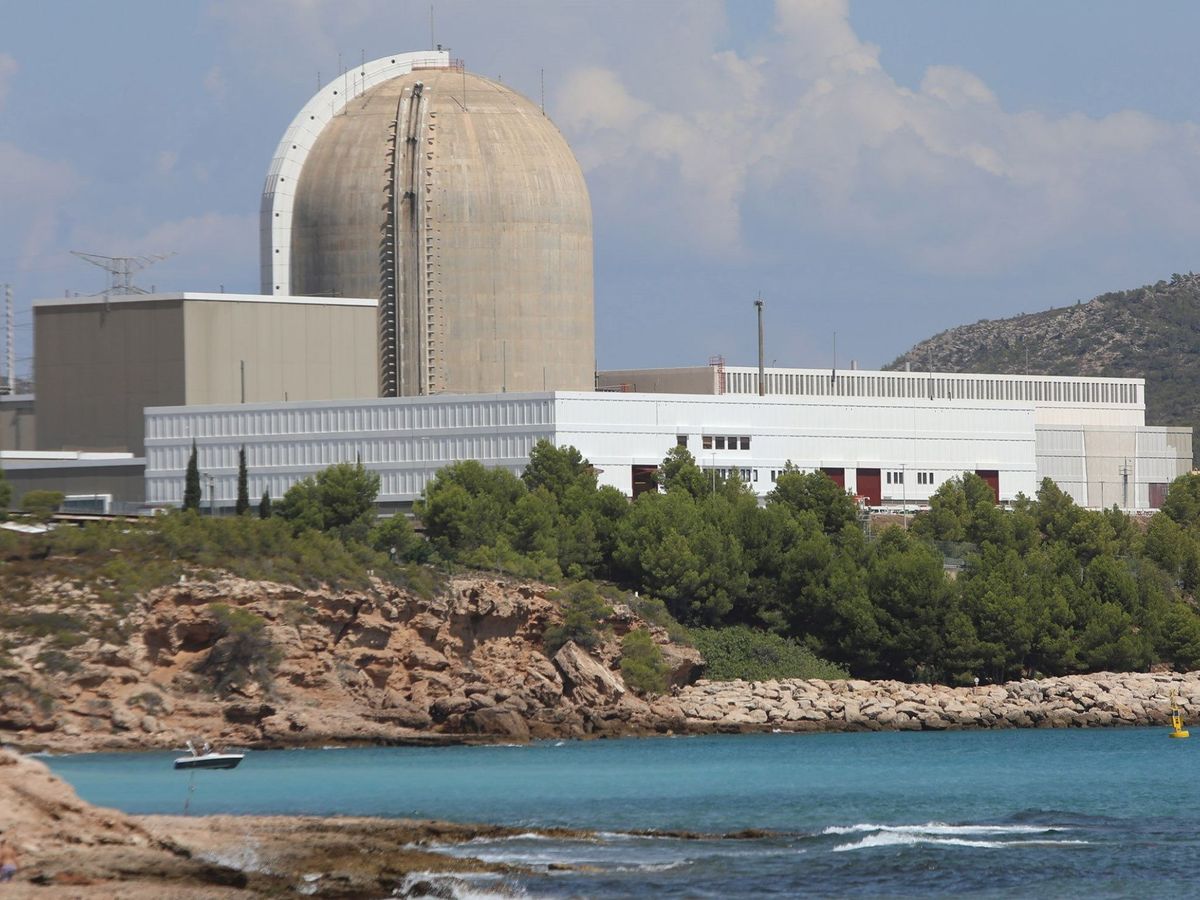 Foto: Vista desde la playa de la Almadraba de la central nuclear de Vandellòs (Tarragona). (EFE/Jaume Sellart) 