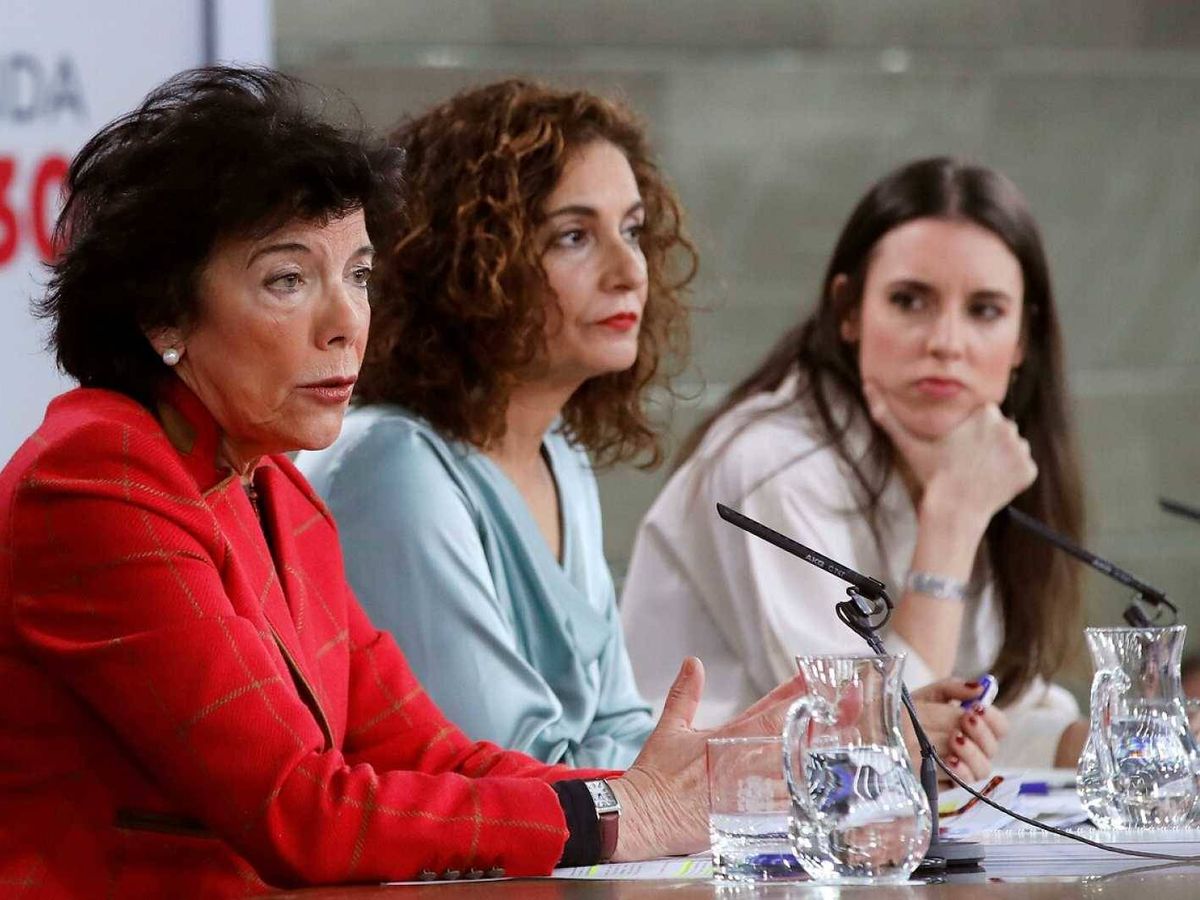 Foto: Celaá, María Jesús Montero e Irene Montero, durante la última rueda de prensa del Consejo de Ministros. (EFE)