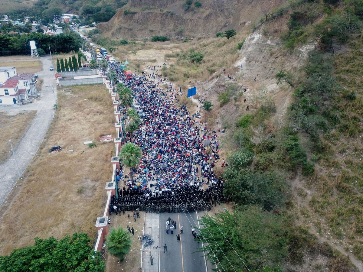 Foto: Soldados y policías guatemaltecos forman una barricada humana para detener a los migrantes hondureños en Chiquimula, Guatemala. (EFE)