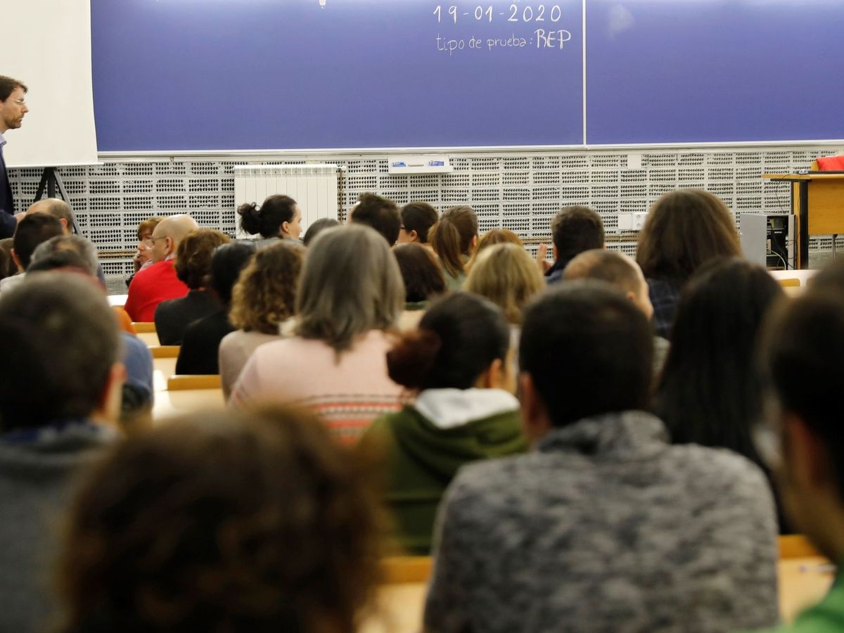 Foto:  Decenas de personas esperan este domingo en las aulas de la facultad de CC Biológicas de la Universidad Complutense para realizar el exámen de unas oposiciones de Correos. (EFE)