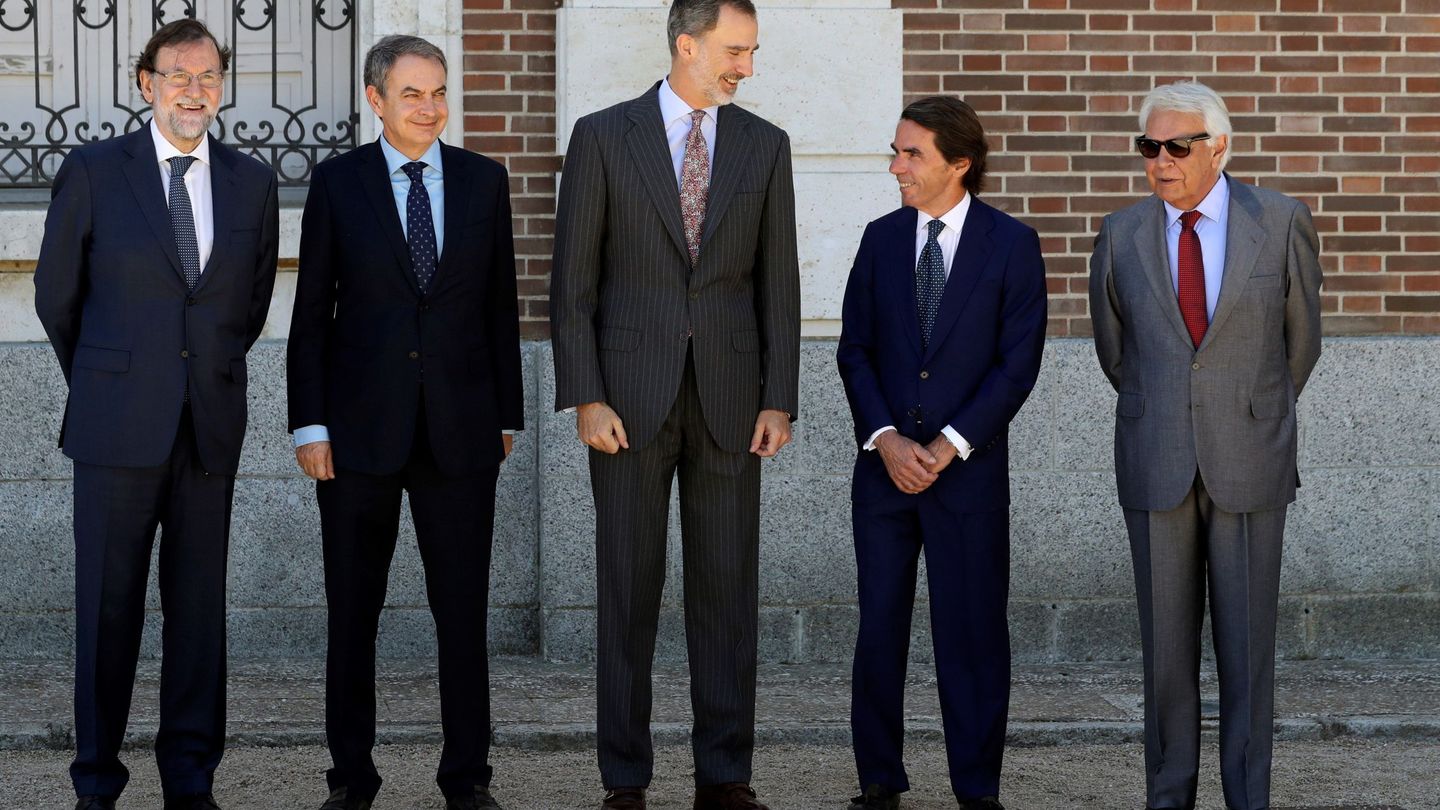 El rey Felipe VI posa junto a los expresidentes Rajoy, Zapatero, Aznar y Felipe González. (EFE)