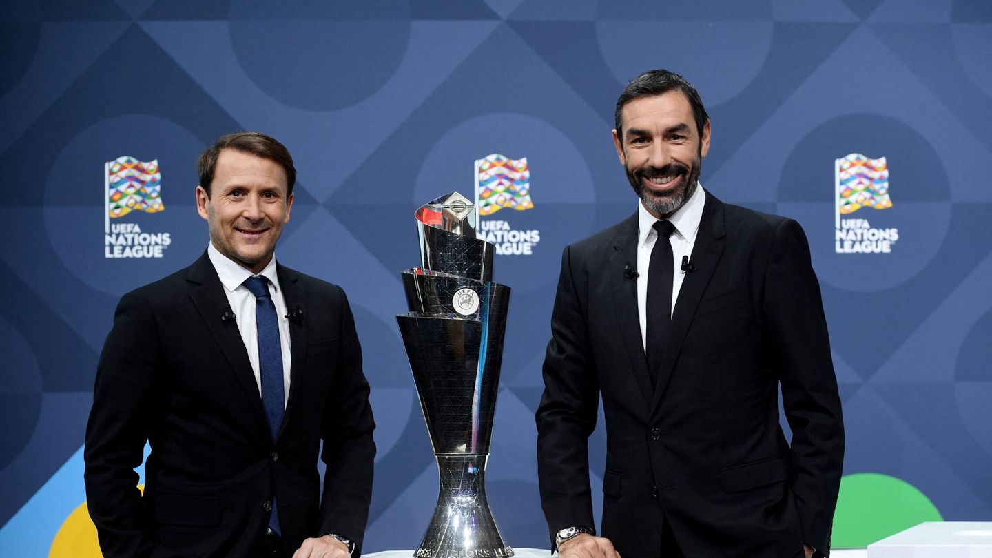 Mendieta y Pires, junto al trofeo. (Reuters)