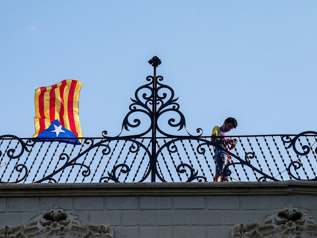 Foto: Una bandera independentista ondea en una terraza. (EFE/Quique García)