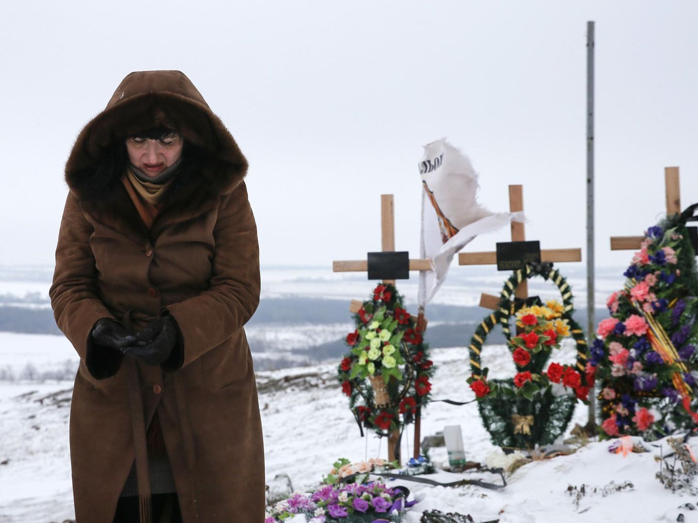 Una mujer ante unas tumbas en Savur-Mohyla, una colina al Este de la ciudad de Donétsk (Reuters).