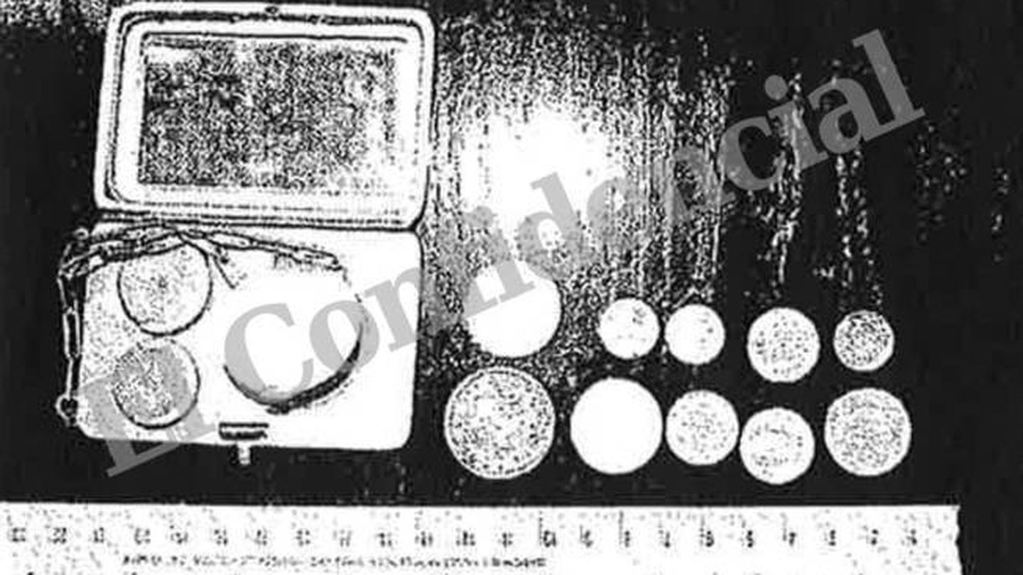 Fotografía detalle de monedas antiguas de color dorado y plata. (EC)