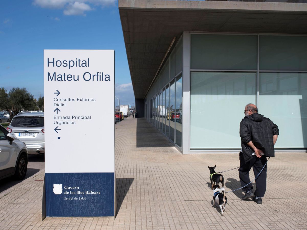 Foto: Fachada del Hospital Meteu Orfila de Menorca, en Baleares. (EFE/David Arquimbau)