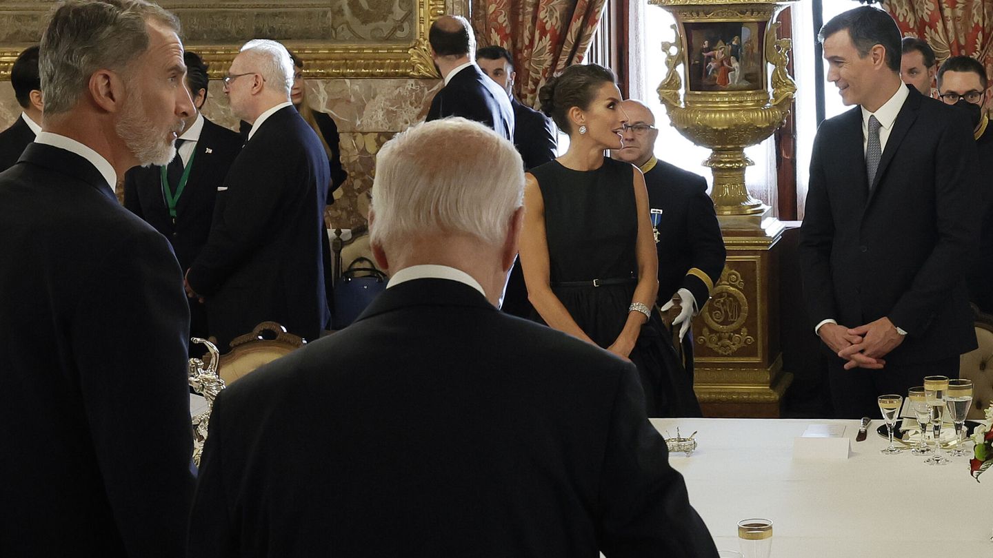 Los reyes Felipe y Letizia, acompañados por el presidente del Gobierno, Pedro Sánchez, en el Comedor de Gala del Palacio Real. (EFE/Chema Moya)