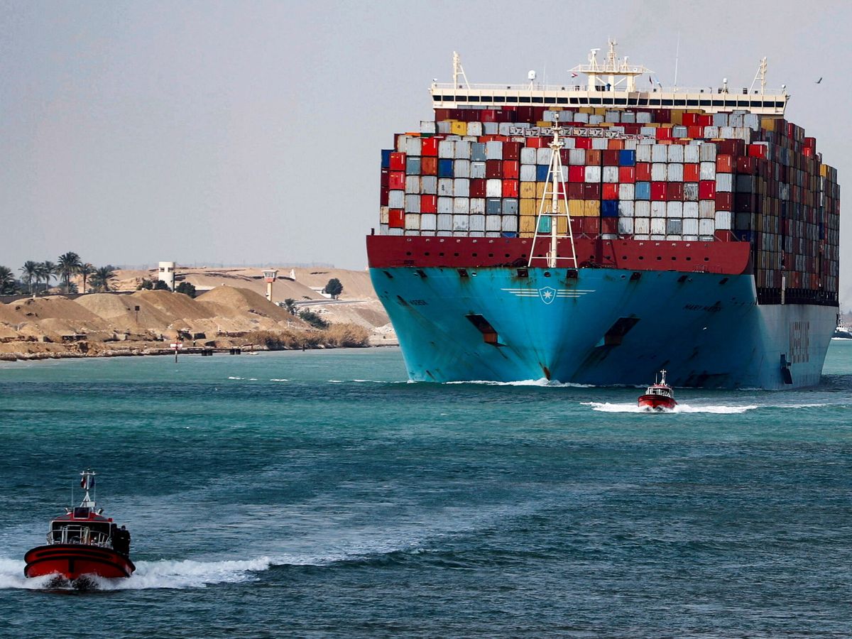 Foto: Un carguero pasando por el canal de Suez. Foto de archivo. (Reuters/Mohamed Abd El Ghany)