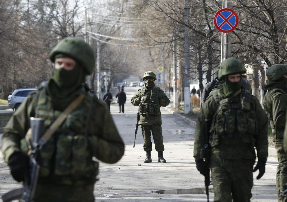 Foto: Hombres armados patrullan las inmediaciones del Parlamento de Crimea en Simferópol (Reuters). 
