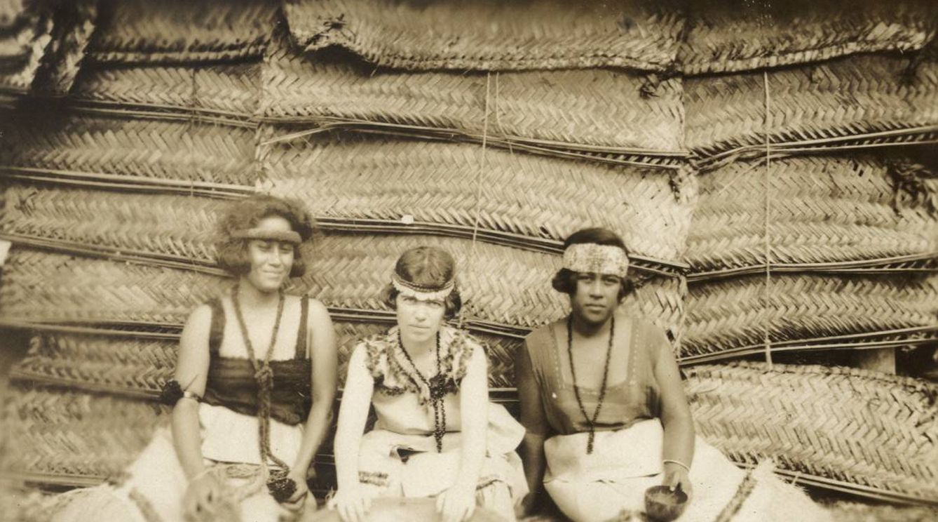 Margaret Mead (en el centro), en Samoa en los años veinte.