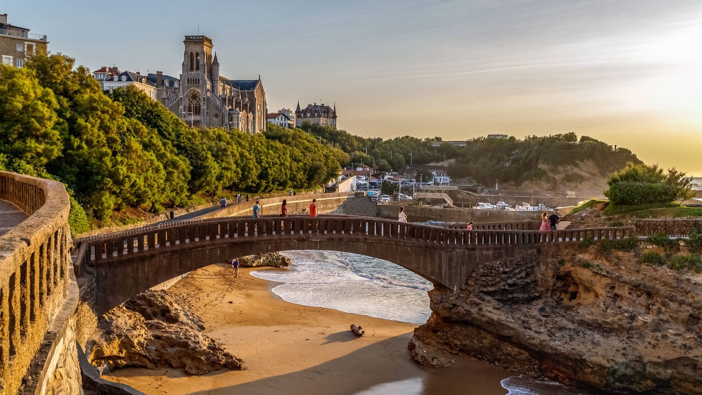 Vista del famoso puente de piedra Rocher du Basta, en Biarritz. (iStock)