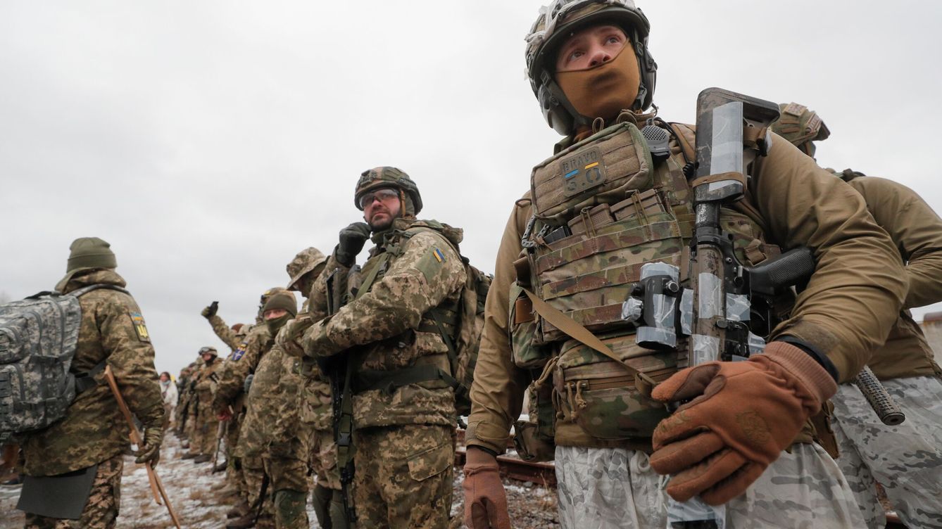 Foto: Los reservistas ucranianos asisten a un ejercicio militar en un campo de entrenamiento cerca de Kiev, Ucrania. (EFE/EPA/Sergey Dolzhenko)