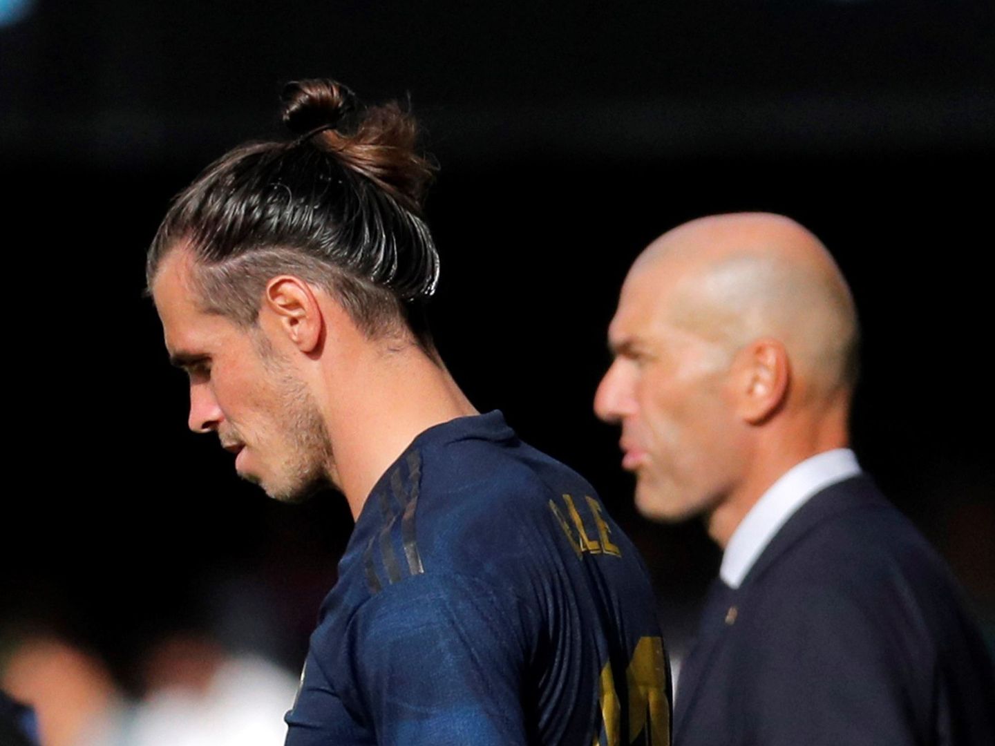 Bale y Zidane charlando durante el partido. (REUTERS)