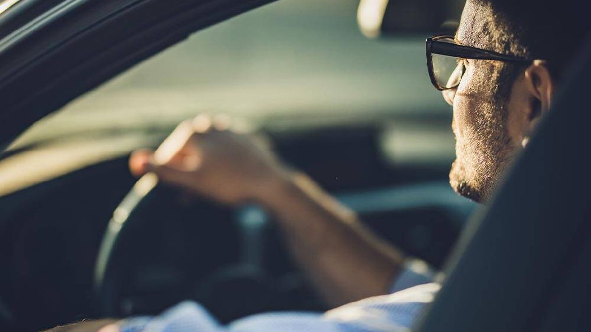 Los cambios de la DGT a los que se enfrentan los conductores con gafas y lentillas