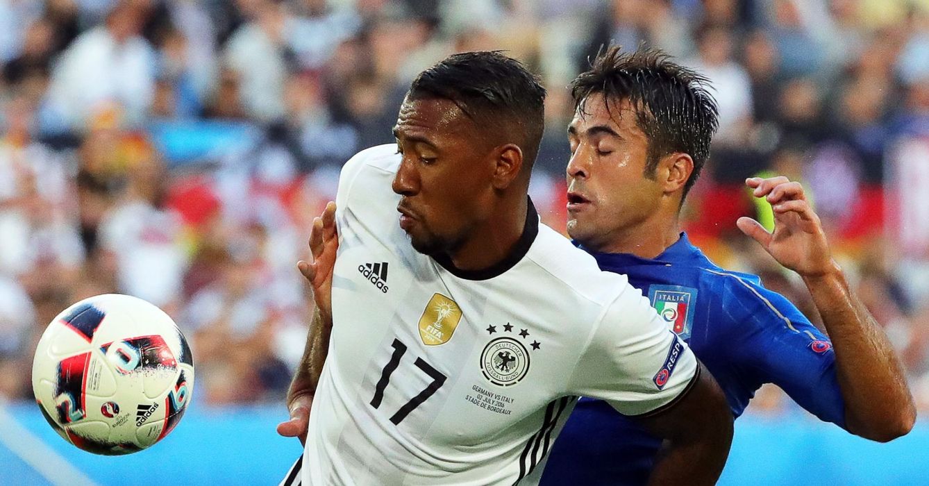 Jerome Boateng cometió un estúpido penalti ante Italia que le pudo costar caro a Alemania (EFE)