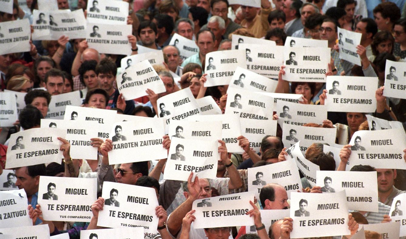 Manifestación celebrada en Ermua para pedir la libertad de Miguel Angel Blanco, secuestrado por ETA. (EFE)