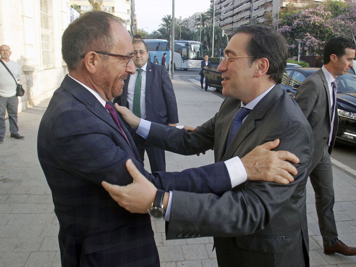 Foto: El ministro Albares saluda al director de Casa Mediterráneo, Andrés Perelló, durante su visita a Alicante. (EFE/Morell)