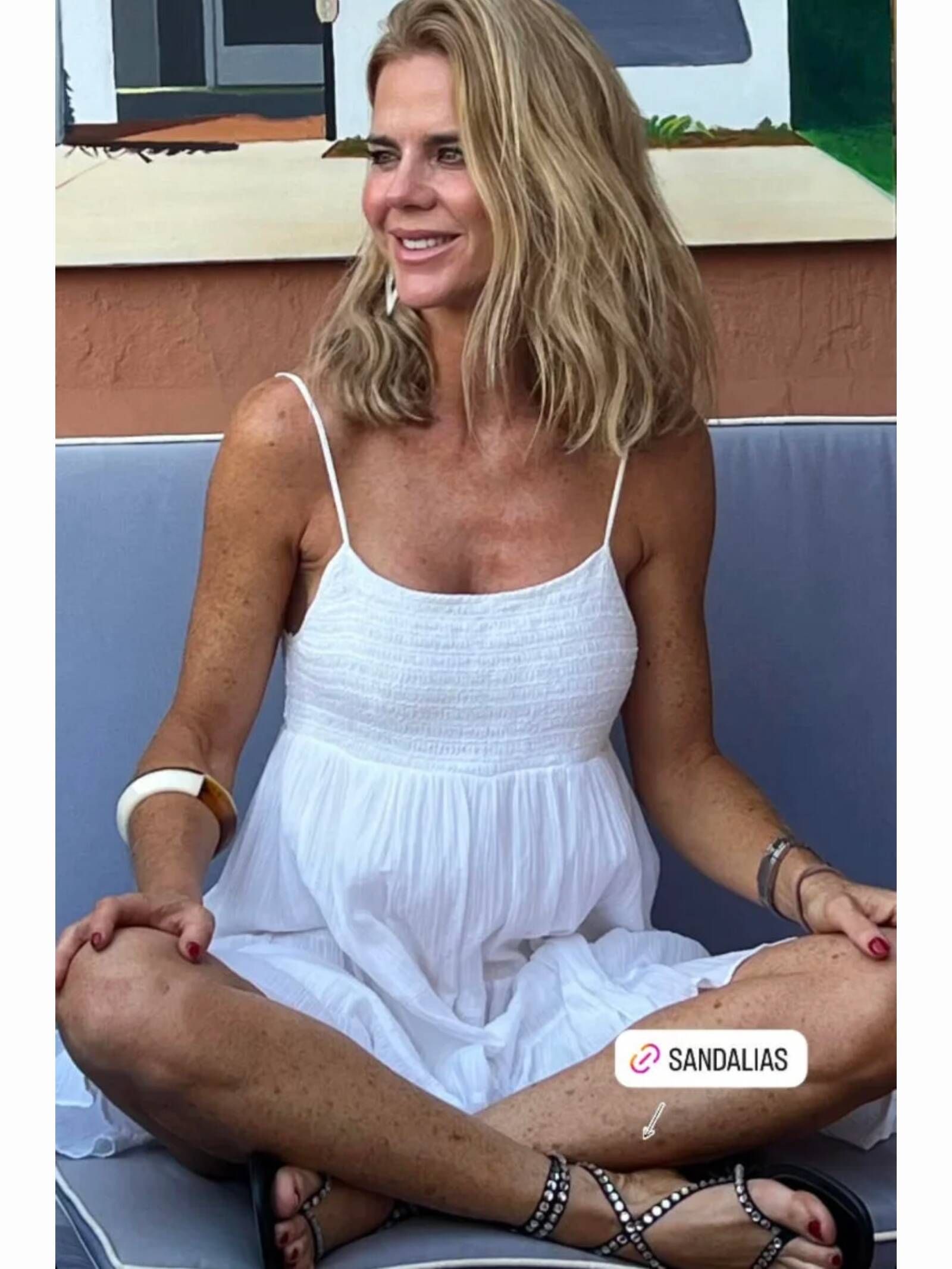 Amelia Bono con sandalias de Zara en unas historias de sus redes sociales. (Instagram/@ameliabono)