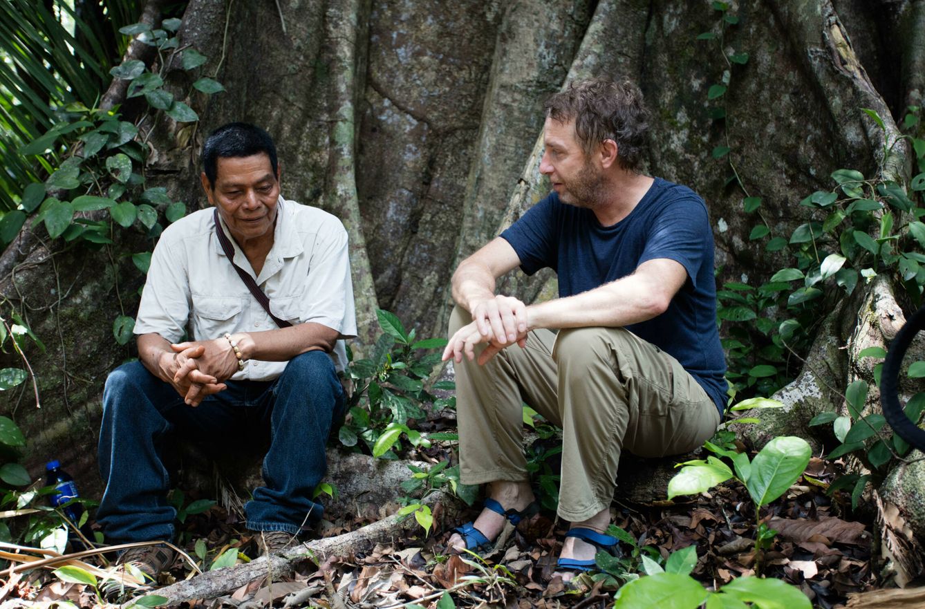 Jeremy Narby (derecha) en la Amazonia peruana. (Jim Sanders)