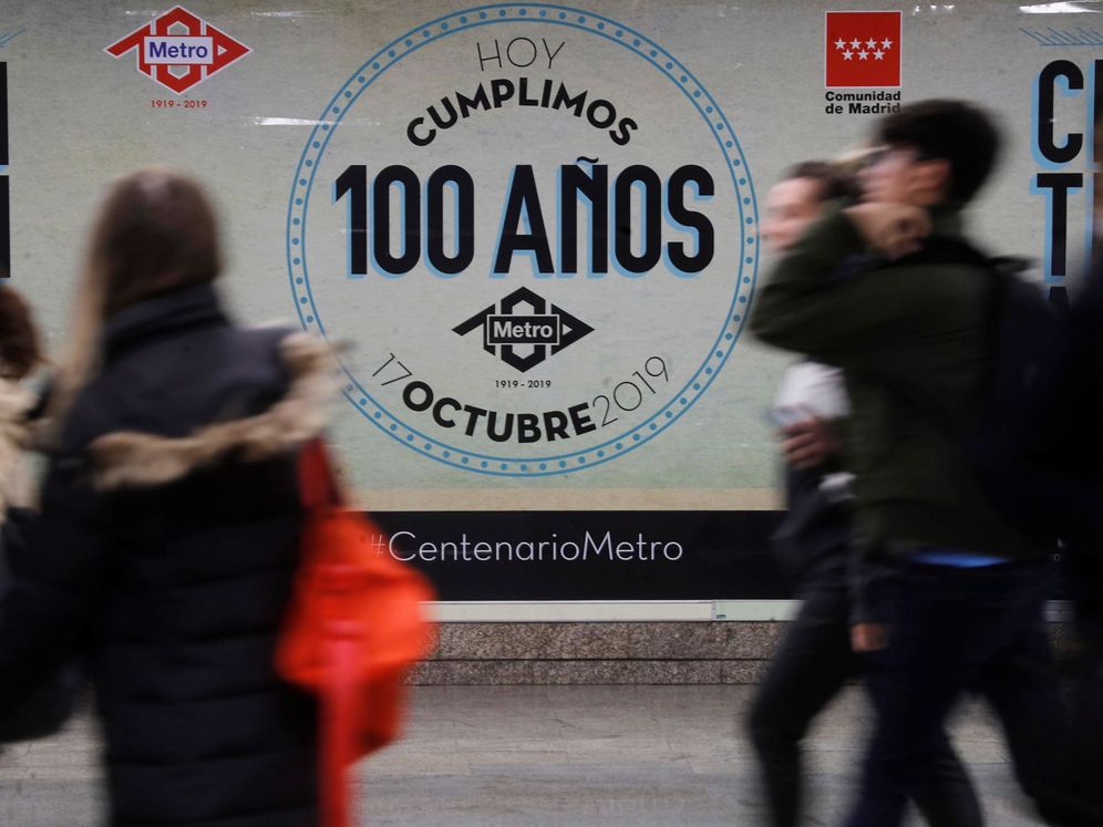 Foto: Lona sobre la pared de una estación de Metro de Madrid para conmemorar los 100 años del suburbano. (EFE)
