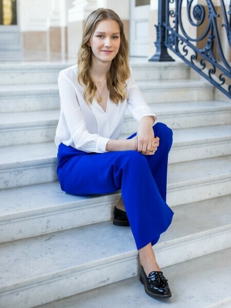 Foto de         Blusa de marca francesa y pantalón de Zara: el look de Eleonore de Bélgica para su cumpleaños
