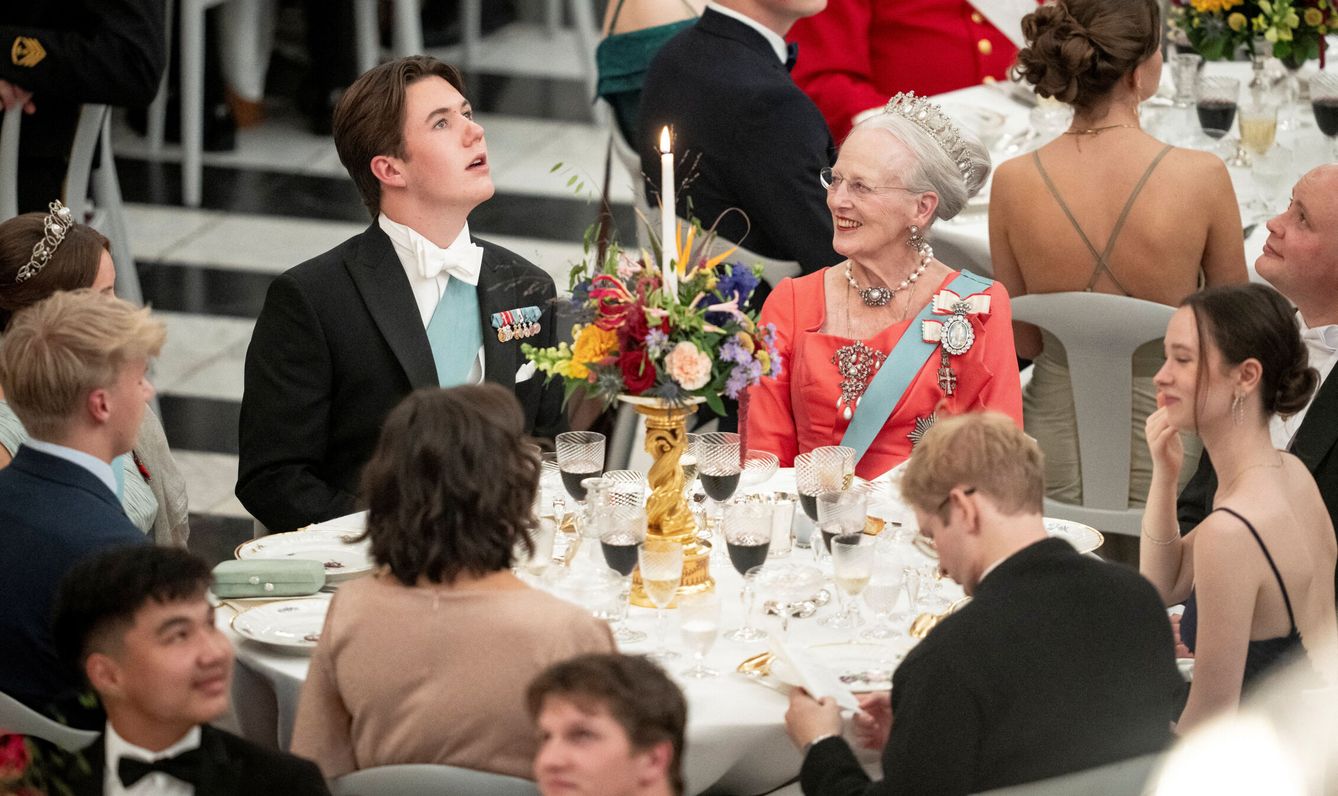 El príncipe junto a la reina Margarita en la cena de gala. (EFE)