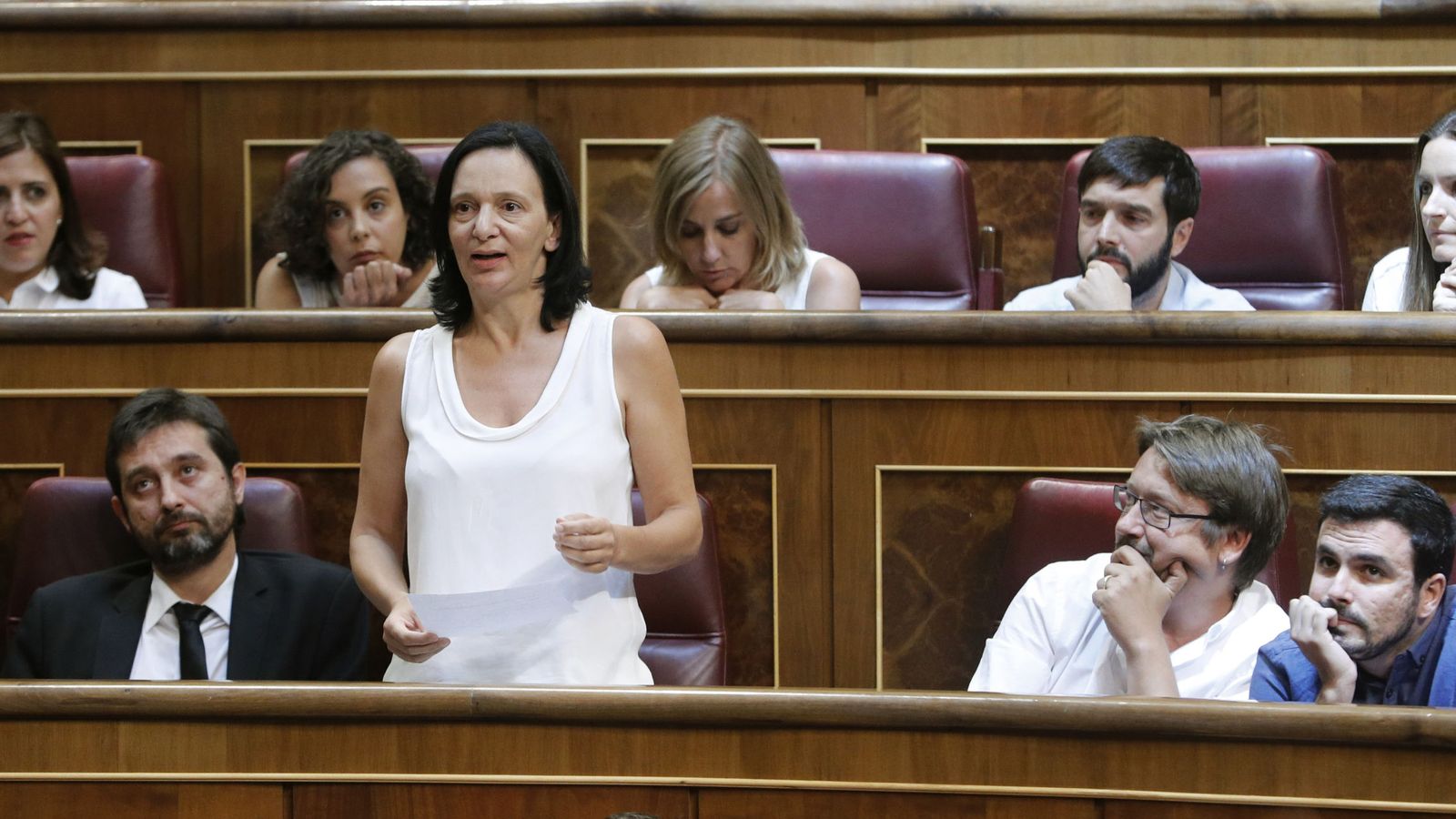 Foto: La diputada de Unidos Podemos Carolina Bescansa promete acatar la Constitución, durante la sesión constitutiva de las Cortes Generales de la XII Legislatura, que ha tenido lugar hoy en el Congreso. (EFE)