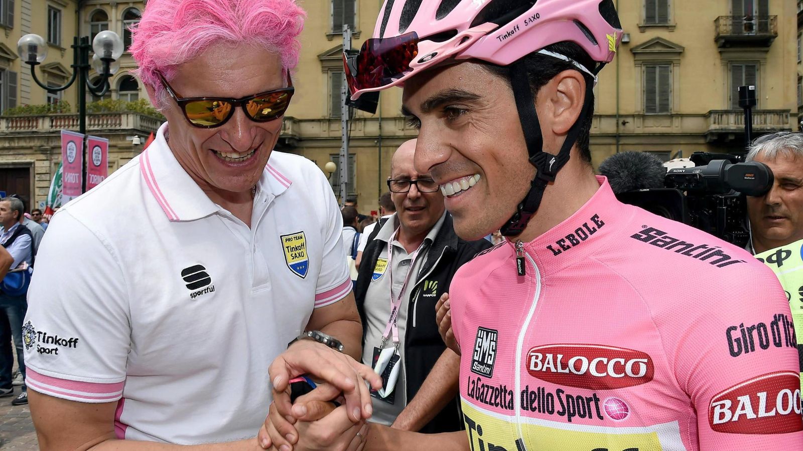 Foto: Tinkov celebró la victoria de Contador en el Giro tiñéndose el pelo de rosa (Efe)