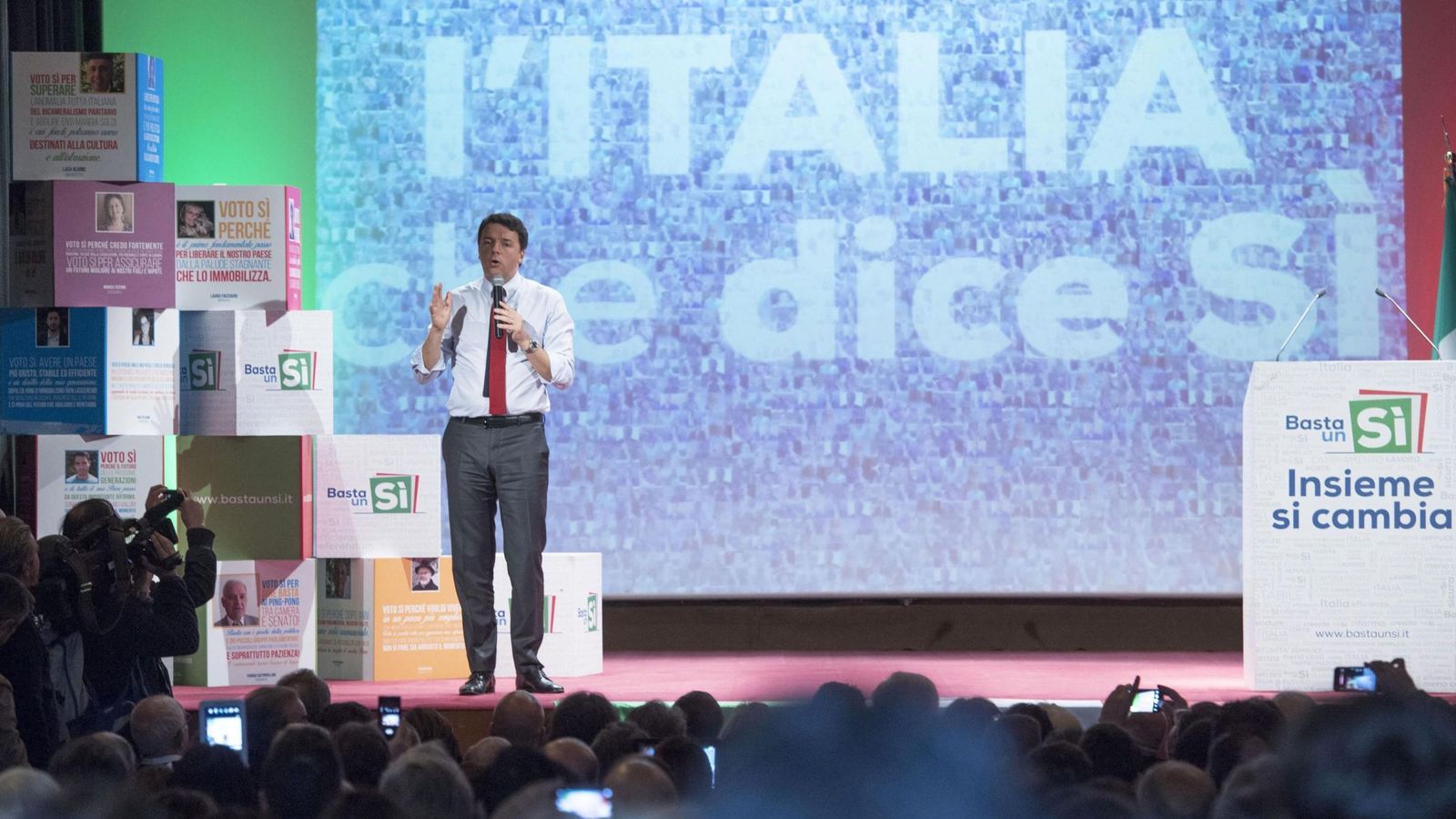 Foto: El primer ministro Matteo Renzi, en un acto de la campaña por el "Sí" en Matera, el 19 de noviembre de 2016 (EFE)
