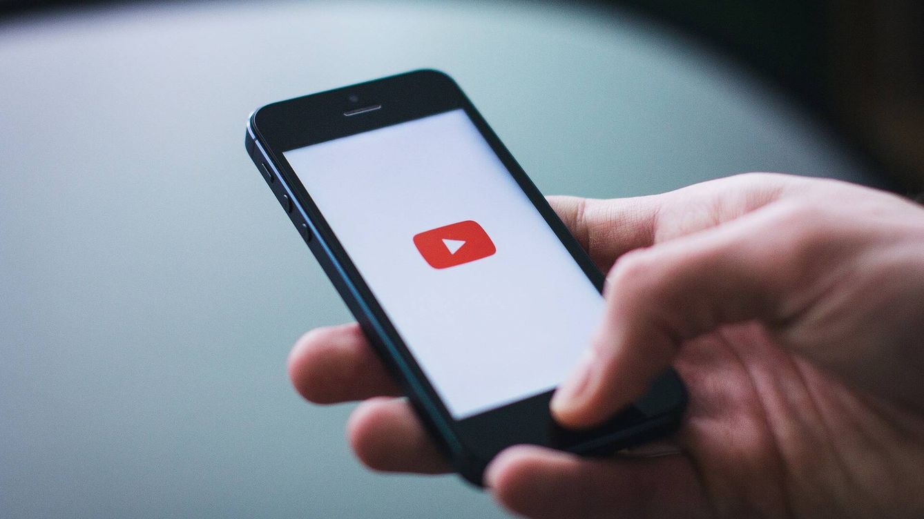 YouTube mueve ficha para evitar la desinformación: su nueva estrategia contra las 'fake news'