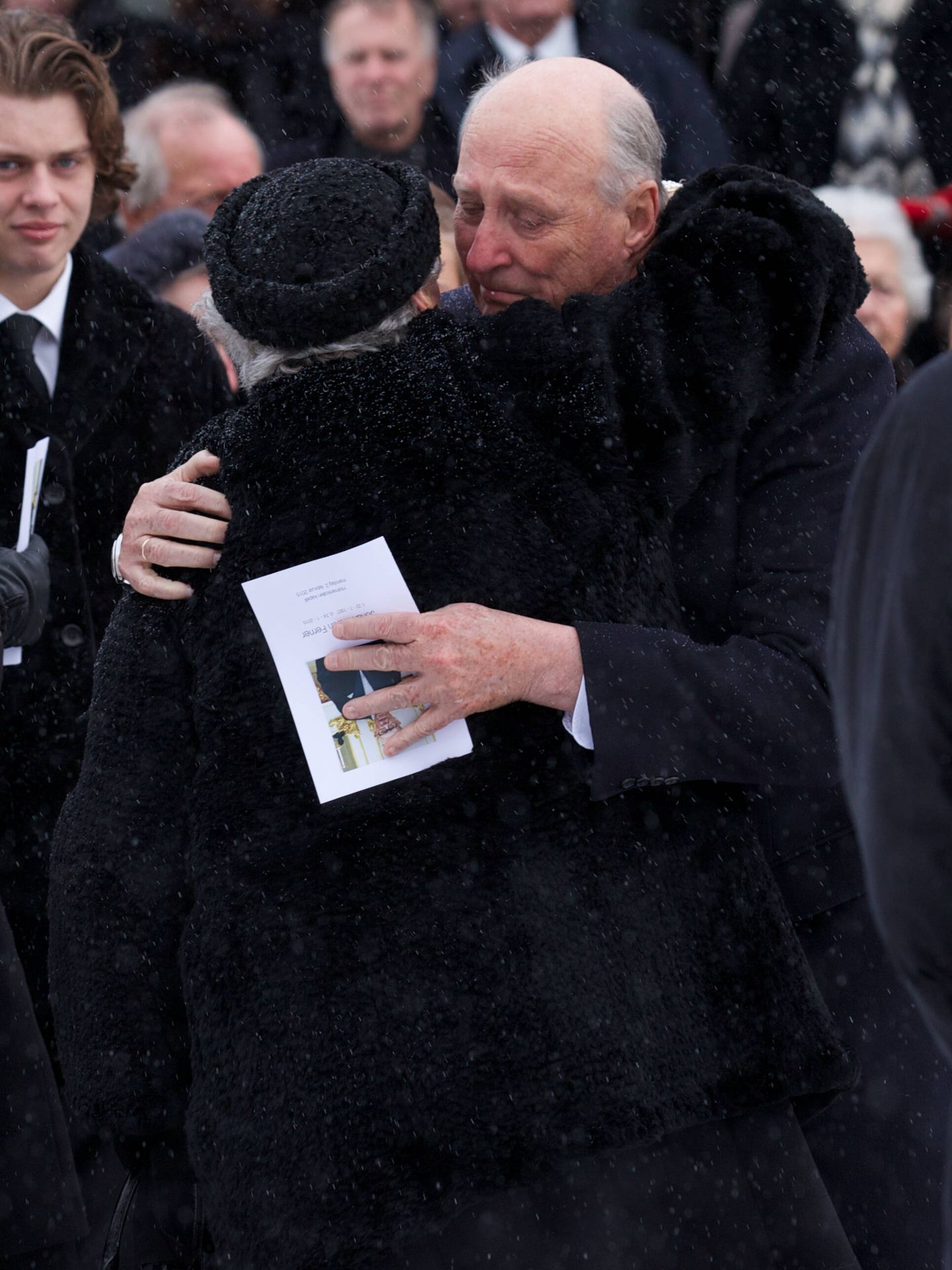 El rey Harald, consolando a su hermana en el funeral de Johan Martin Ferner. (Getty/Ragnar Singsaas)
