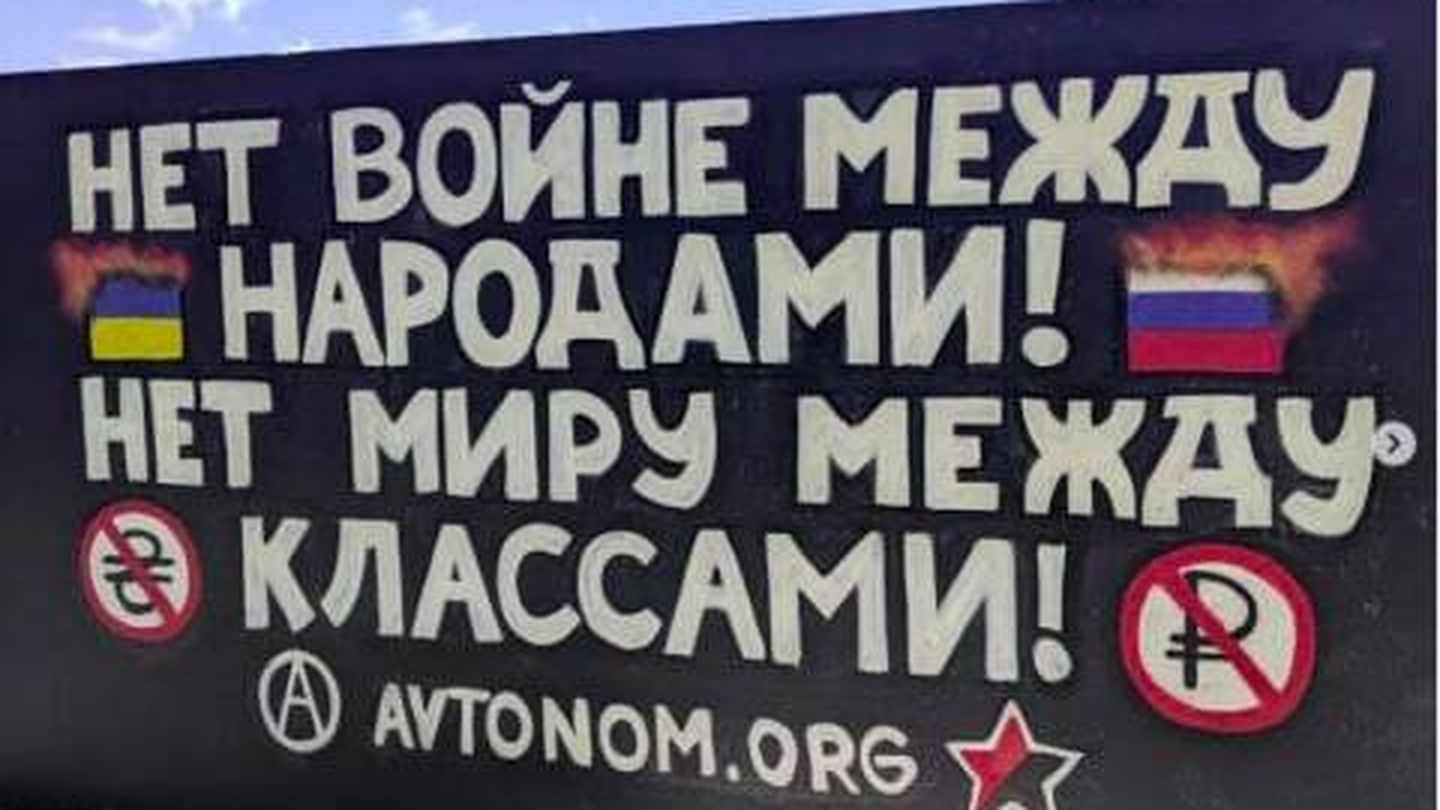 Pintadas en ruso manifestándose contra la guerra. (Cedida)