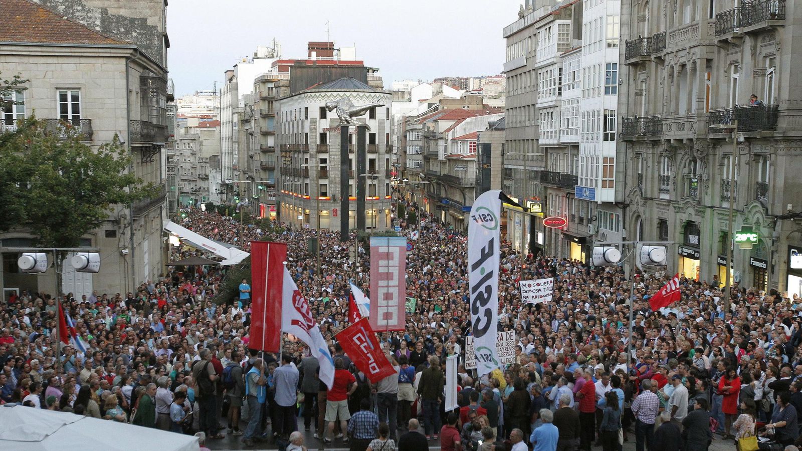 Foto: Manifestación contra las "deficiencias" en el Hospital de Vigo el pasado 2015. (EFE)