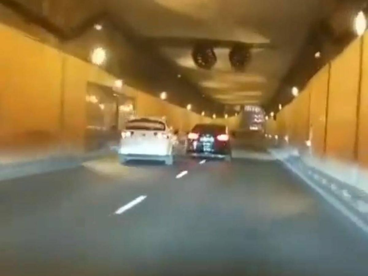 Foto: Un taxi y un VTC se pican en pleno de túnel de Madrid y esto es lo que ocurre. (Twitter)