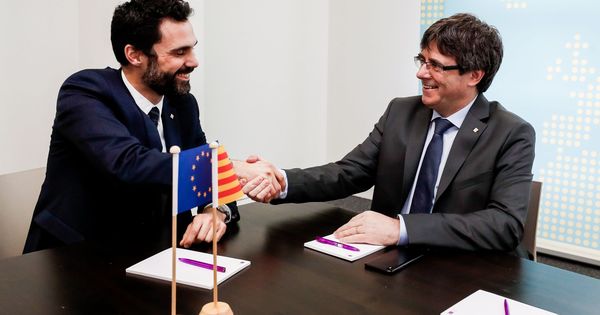 Foto: El expresidente de la Generalitat Carles Puigdemont estrecha la mano del presidente del Parlament, Roger Torrent. (Efe) 