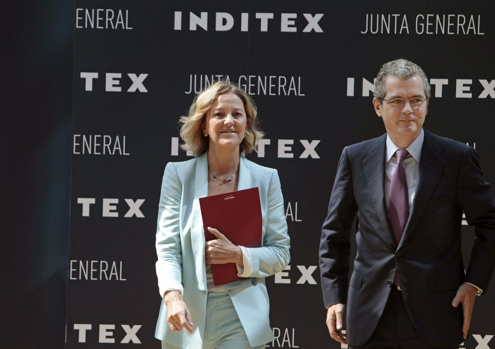 Foto: El presidente del grupo Inditex, Pablo Isla (c), acompañado por Flora Pérez, esposa de Amancio Ortega. (EFE)