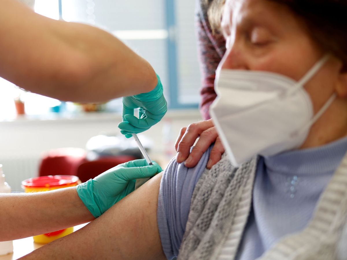 Foto: Vacunación con Pfizer en Weisswasser (Alemania). (Reuters)
