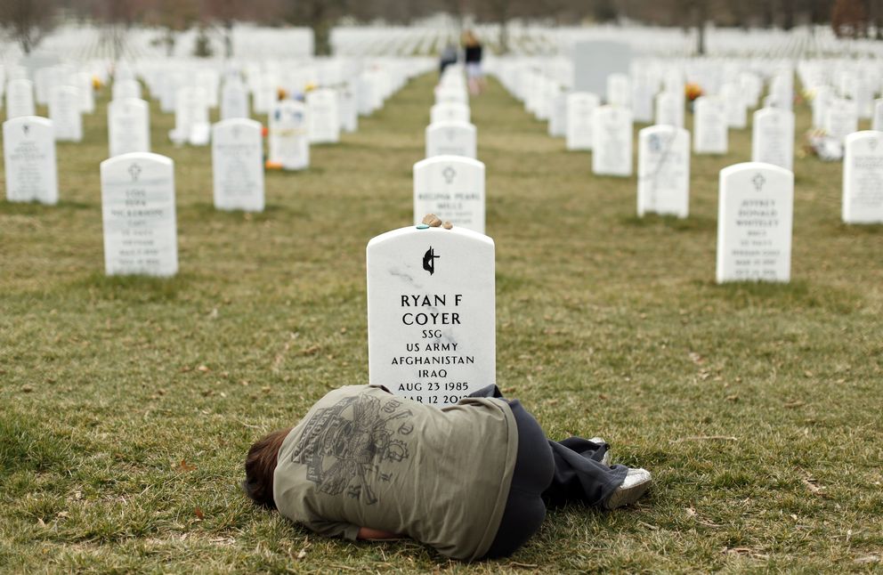 Lesleigh Coyer, de Michigan, yace ante la tumba de su hermano, muerto en Afganistán (Reuters).