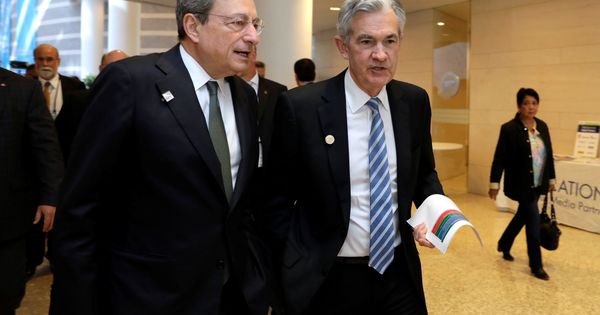 Foto: El presidente del BCE, Mario Draghi, y el presidente de la Reserva Federal, Jerome Powell, en una reunión del FMI celebrada en abril de 2018 en Washington (EEUU). (Reuters)