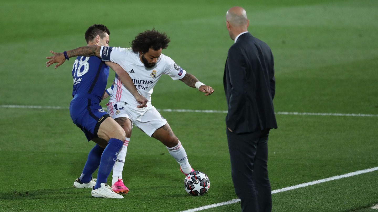 Marcelo aguanta la pelota en banda ante la atenta mirada de Zidane. (Reuters)