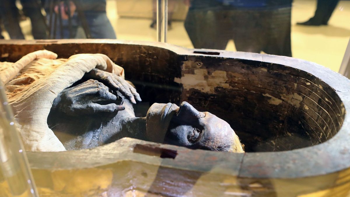 Descubren una momia de barro, un tratamiento mortuorio nunca visto