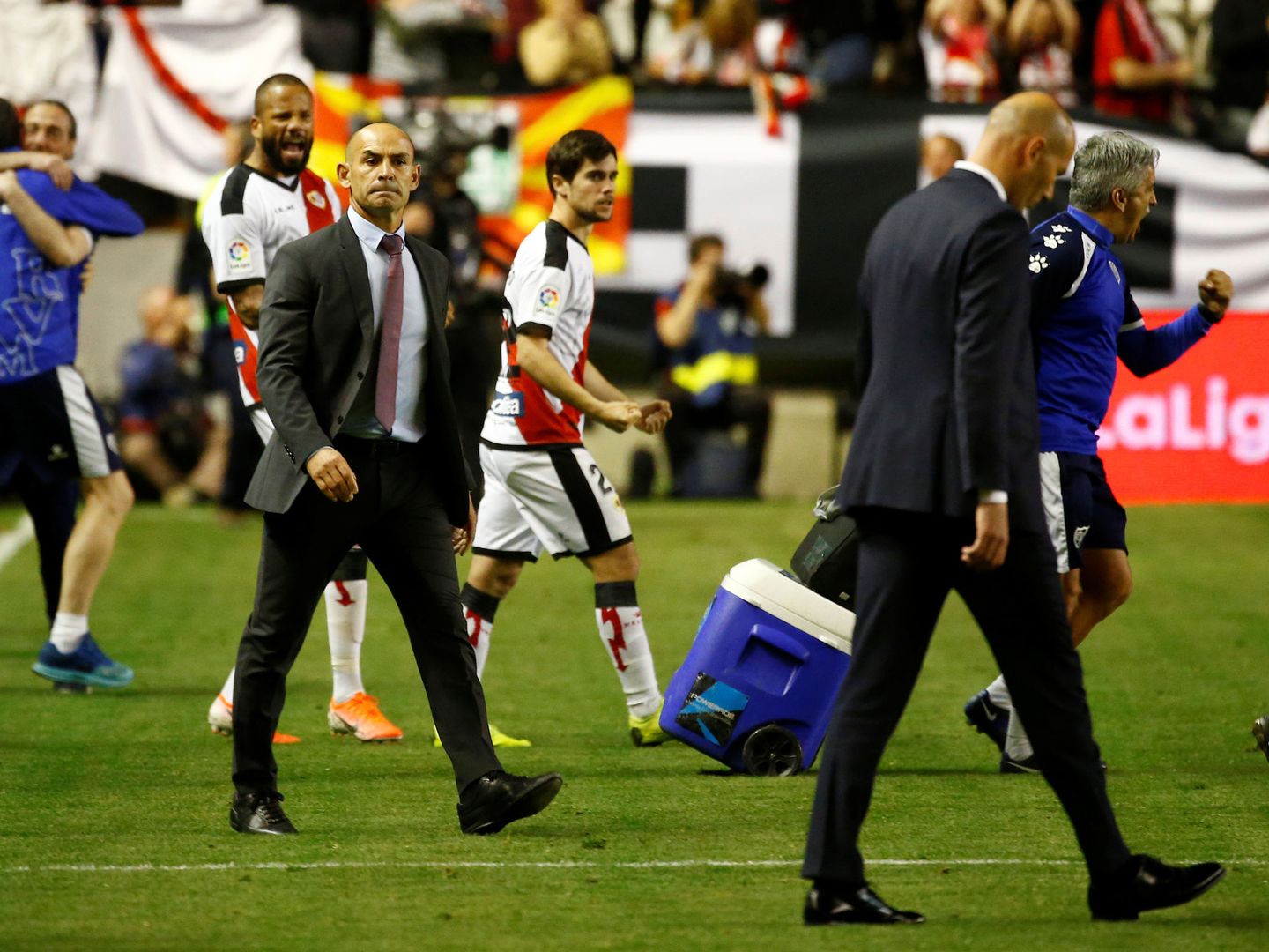 Zidane abandona el césped de Vallecas cabizbajo ante la mirada de Paco Jémez. (Efe)