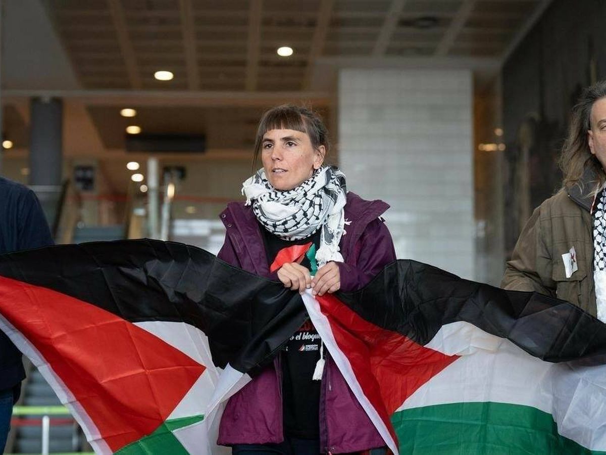 Foto: La activista propalestina Ariadna Masmitjà (centro) detenida por Israel en Cisjordania.