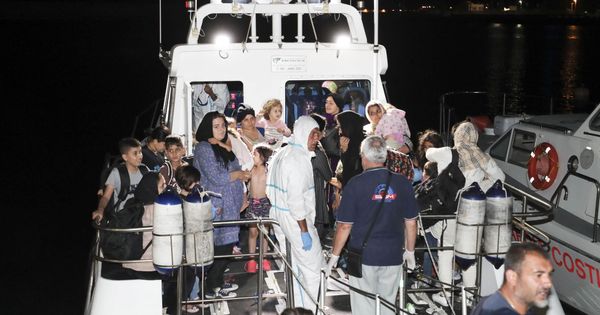 Foto: Un grupo de migrantes, este viernes, en el puerto italiano de Crotone. (EFE)