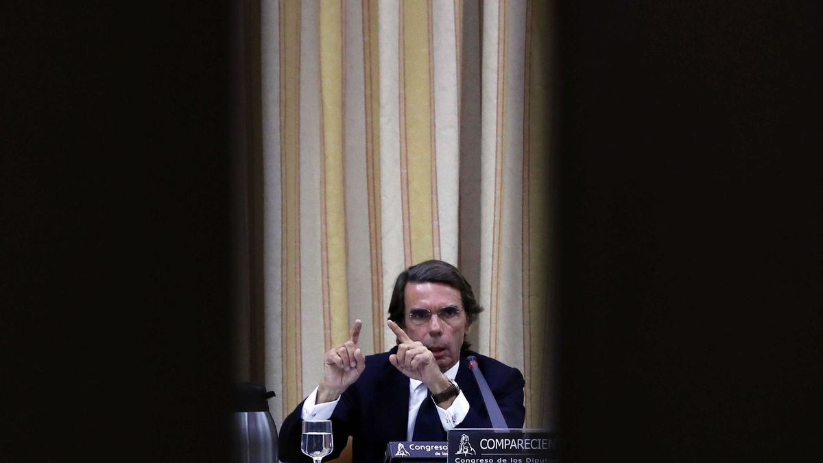 Aznar vuelve al PP y sale encantado del Congreso, "dispuesto a volver y todo"